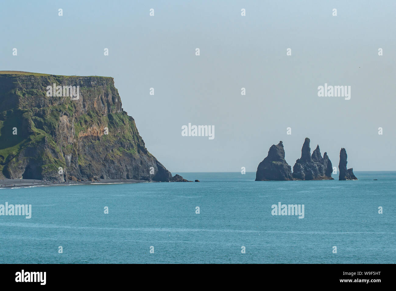 Les roches de Reynisdrangar, près de Vik, Islande Banque D'Images