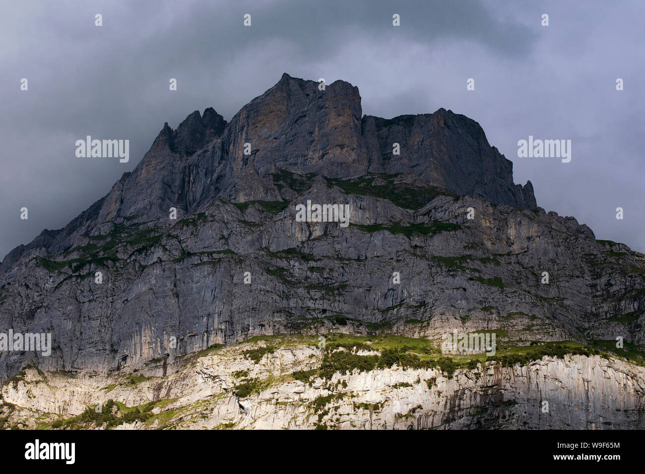 The Rocky Mountain. La Suisse. Alpes de Haute Montagne. Paysage alpin sévère. Banque D'Images