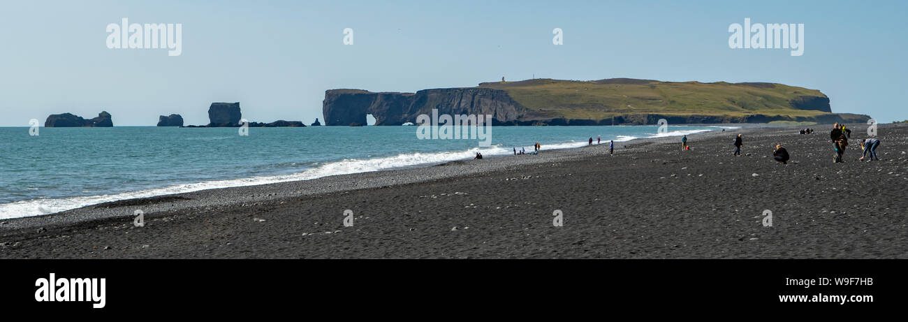 La plage de Reynisfjara qui jouit et Dyrhoelay Panorama, près de Vik, Islande Banque D'Images