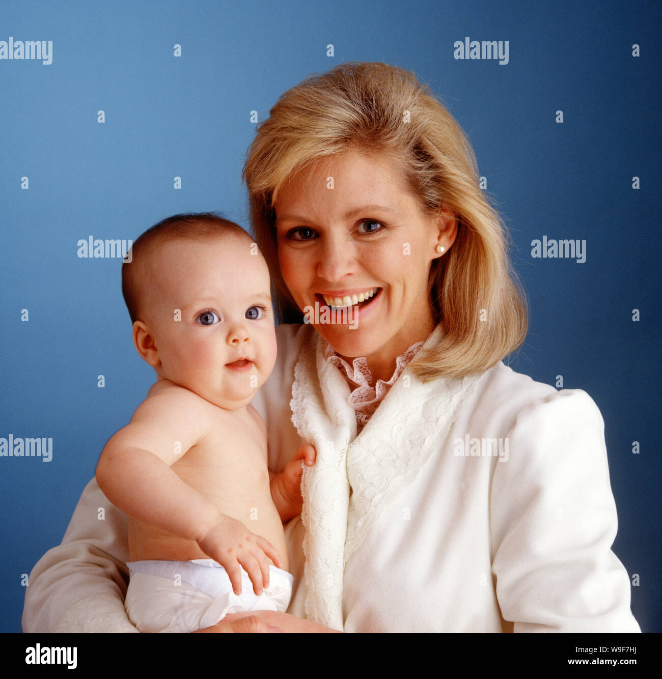 La mère tient son bébé Banque D'Images