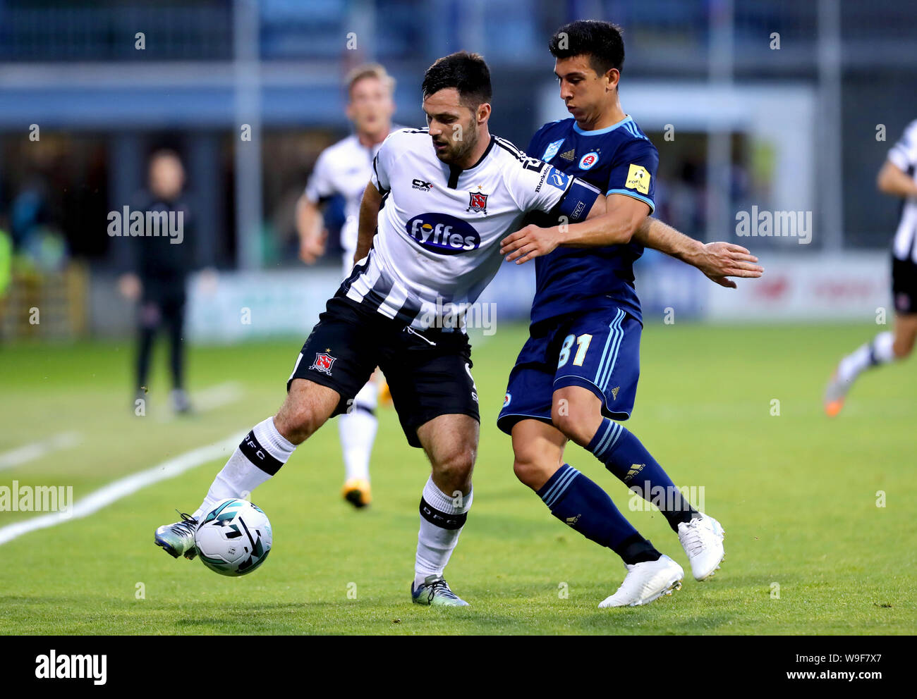 La Dundalk Patrick Hoban (à gauche) et du Slovan Bratislava Vernon De Marco bataille pour la balle au cours de l'UEFA Europa League en troisième tour de qualification deuxième match aller au stade de Tallaght, Dublin. Banque D'Images