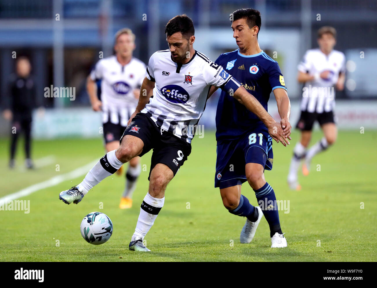La Dundalk Patrick Hoban (à gauche) et du Slovan Bratislava Vernon De Marco bataille pour la balle au cours de l'UEFA Europa League en troisième tour de qualification deuxième match aller au stade de Tallaght, Dublin. Banque D'Images
