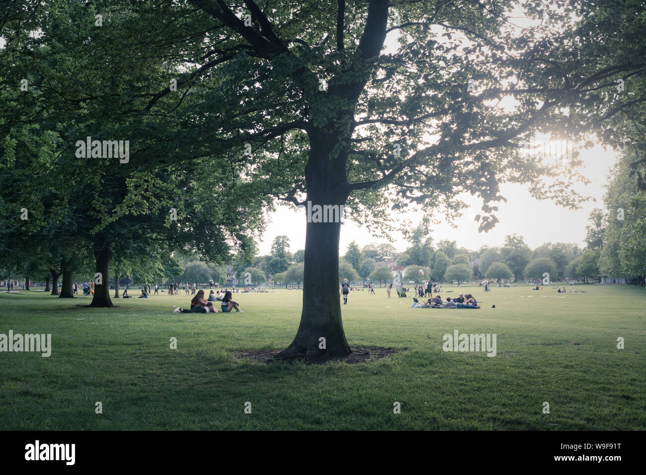 Cambridge, UK - Juin 2019 : les gens profiter de la chaleur de l'été dans la région de Jesus Green parc public, Cambridge, UK. Banque D'Images