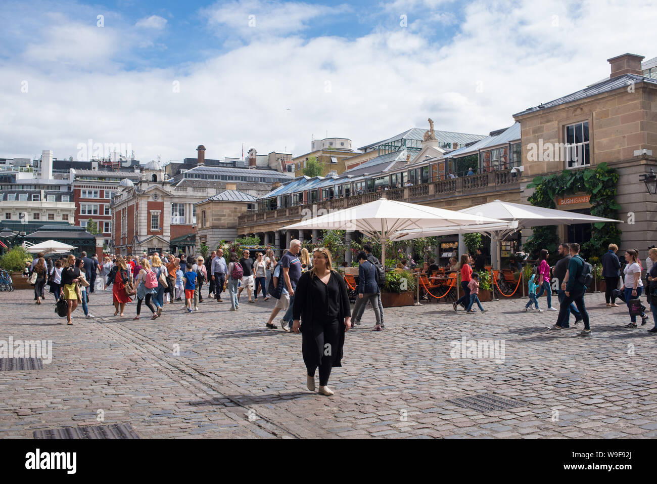 Londres, Angleterre - Mai 2019 : Covent garden piazza square de monde plein de gens et les touristes dans une journée ensoleillée Banque D'Images