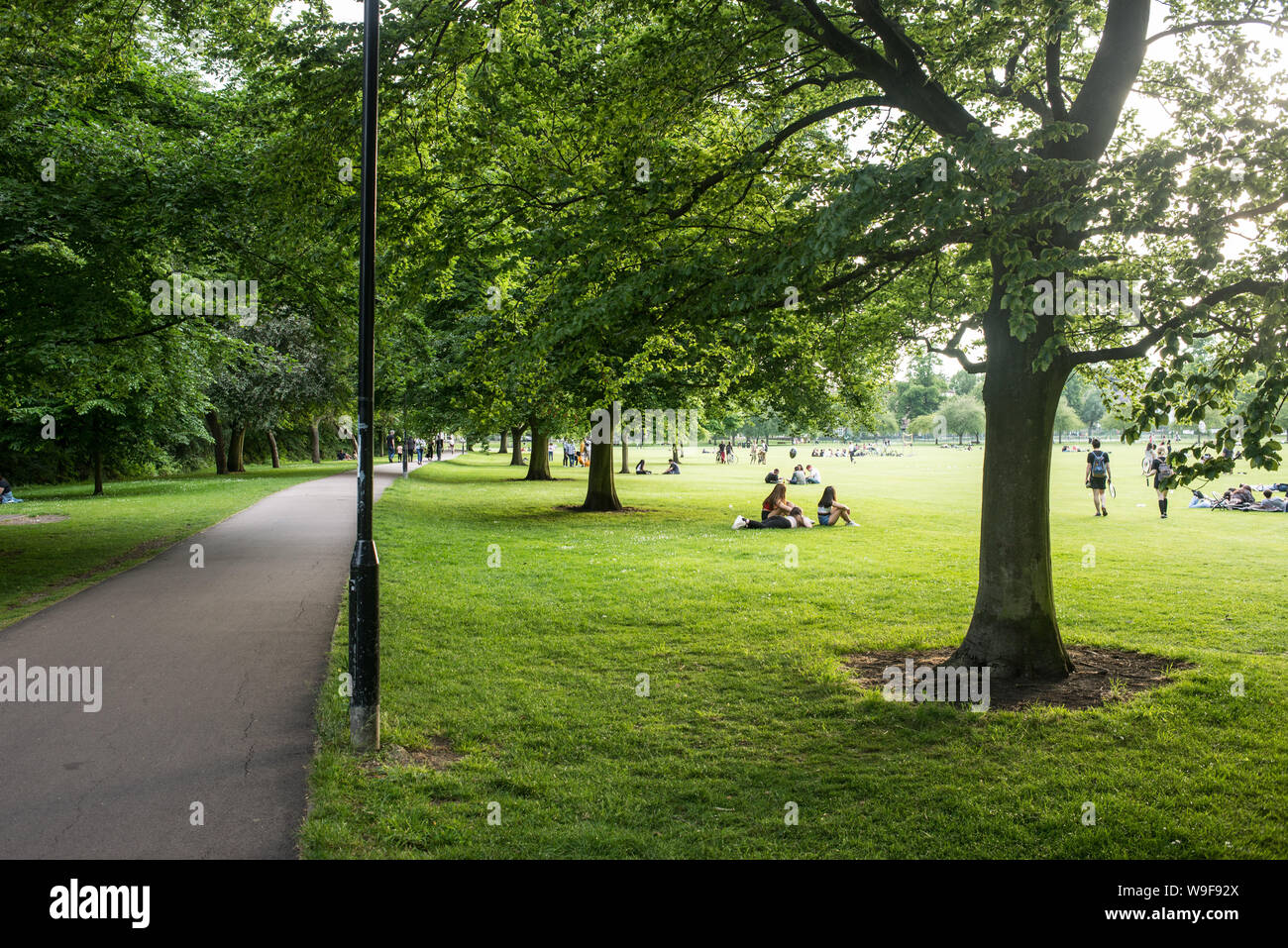 Cambridge, UK - Juin 2019 : les gens profiter de la chaleur de l'été dans la région de Jesus Green parc public, Cambridge, UK. Banque D'Images