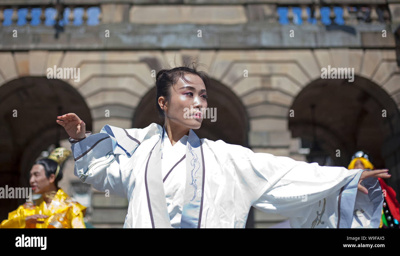 Festival Fringe d'Édimbourg, du Royal Mile, l'Écosse. 13 août 2019. Une partie de la troupe de théâtre "Tang" (théâtre, l'art de la performance). La réapparition classique, de la plus ancienne influence de l'Est, montre l'héritage de la culture chinoise classique avec des éléments tels que des costumes, des opéras et des danses. C'est la première et la seule improvisation interactive chinois dans le monde basé sur la loi du Yin et du yang. Credit : Arch White/Alamy Live News Banque D'Images