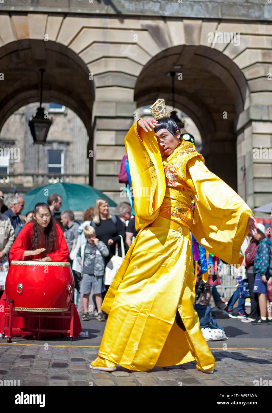 Festival Fringe d'Édimbourg, du Royal Mile, l'Écosse. 13 août 2019. Une partie de la troupe de théâtre "Tang" (théâtre, l'art de la performance). La réapparition classique, de la plus ancienne influence de l'Est, montre l'héritage de la culture chinoise classique avec des éléments tels que des costumes, des opéras et des danses. C'est la première et la seule improvisation interactive chinois dans le monde basé sur la loi du Yin et du yang. Credit : Arch White/Alamy Live News Banque D'Images