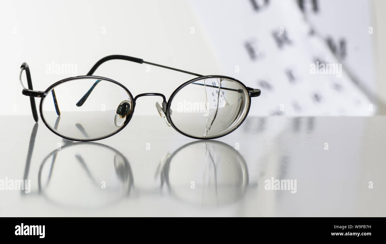 Vieux verres sur une table dans une pièce blanche. Banque D'Images