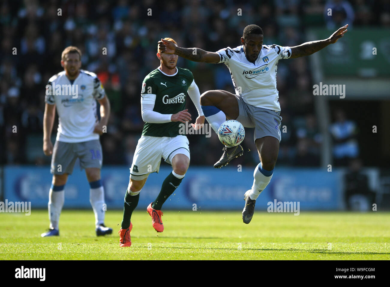 Ryan Jackson de Colchester United cherche à obtenir après Ryan Taylor de Plymouth Argyle - Plymouth Argyle v Colchester United, Sky Bet League Deux, Home Park, Plymouth, UK - 10 août 2019 Editorial N'utilisez que des restrictions s'appliquent - DataCo Banque D'Images