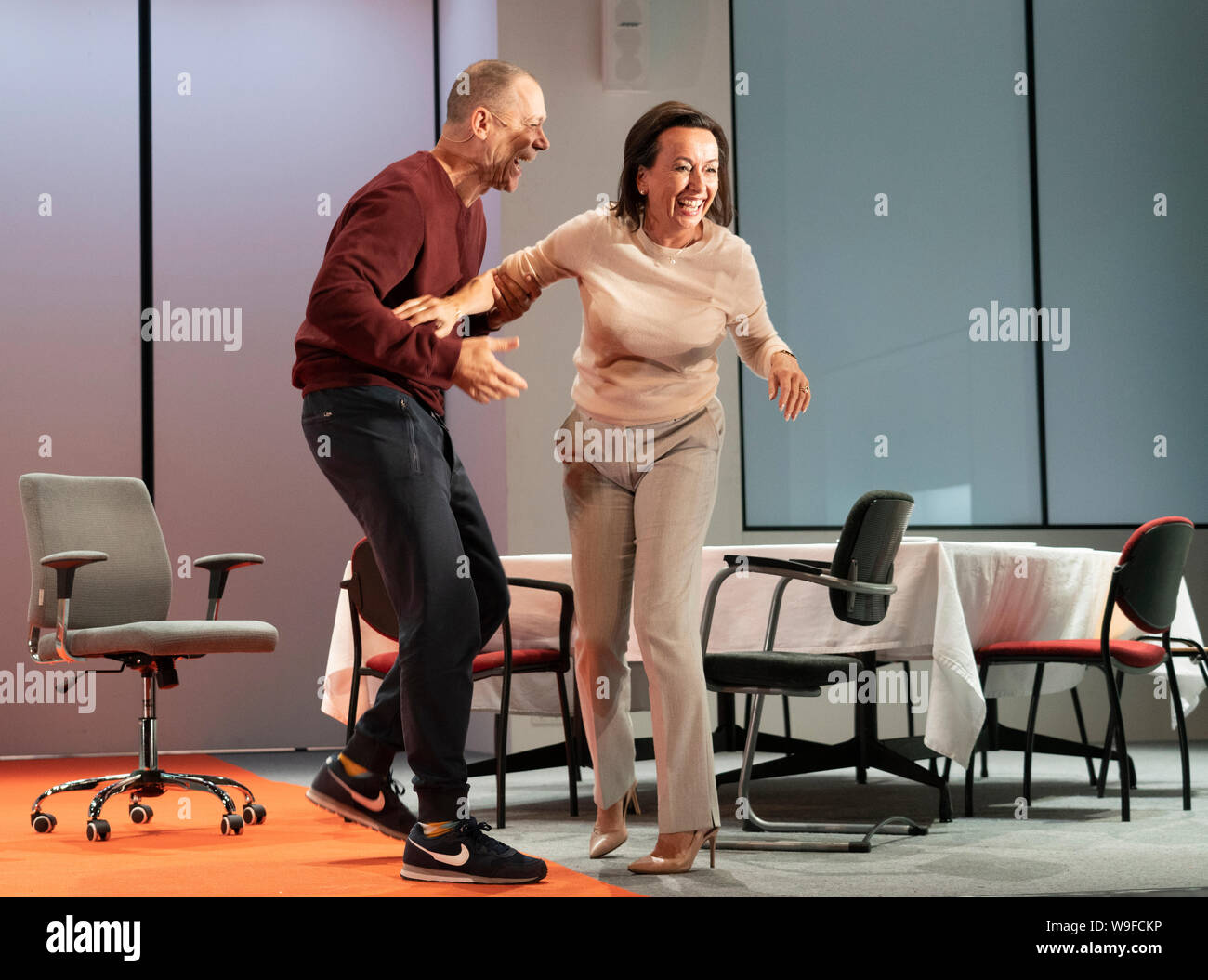 Edinburgh, Ecosse, Royaume-Uni. Août 13, 2019. Festival International d'Édimbourg à l'aperçu d'Oedipe, une mise à jour de la révélation de la tragédie de Sophocle, est un thriller effrayant, racontée en temps réel. Directeur britannique Robert Icke se joint à l'un des plus applaudi de théâtre pour une mise à jour de la révélation de la tragédie de Sophocle. Internationaal Amsterdam (anciennement Théâtre Toneelgroep Amsterdam) est l'un des ensembles le plus intéressant, dirigée par Ivo van Hove. Hans Kesting (Oedipe) et Marieke Heebink (Jocaste) ; Crédit Crédit : Iain Masterton/Alamy Live News Banque D'Images