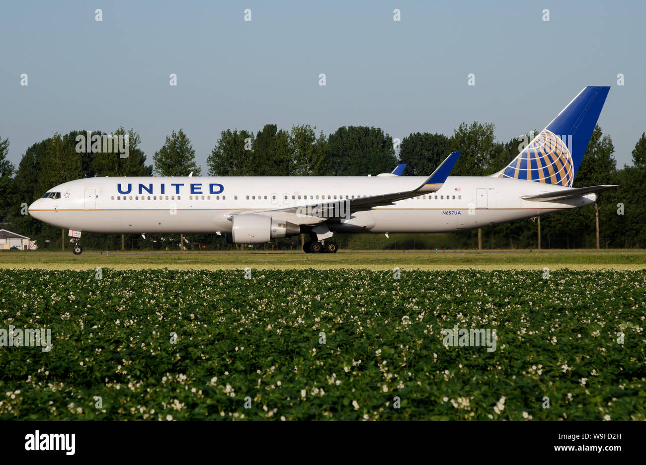 AMSTERDAM / Pays-Bas - 3 juillet 2017 : United Airlines Boeing 767-300 N657UA avion de passagers roulant à l'aéroport de Schipol Amsterdam Banque D'Images