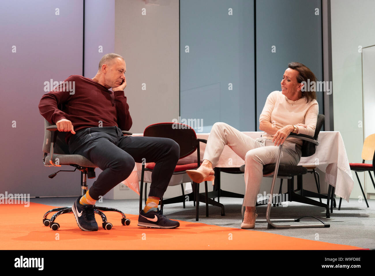 Edinburgh, Ecosse, Royaume-Uni. Août 13, 2019. Festival International d'Édimbourg à l'aperçu d'Oedipe, une mise à jour de la révélation de la tragédie de Sophocle, est un thriller effrayant, racontée en temps réel. Directeur britannique Robert Icke se joint à l'un des plus applaudi de théâtre pour une mise à jour de la révélation de la tragédie de Sophocle. Internationaal Amsterdam (anciennement Théâtre Toneelgroep Amsterdam) est l'un des ensembles le plus intéressant, dirigée par Ivo van Hove. Hans Kesting (Oedipe) et Marieke Heebink (Jocaste) ; Crédit Crédit : Iain Masterton/Alamy Live News Banque D'Images