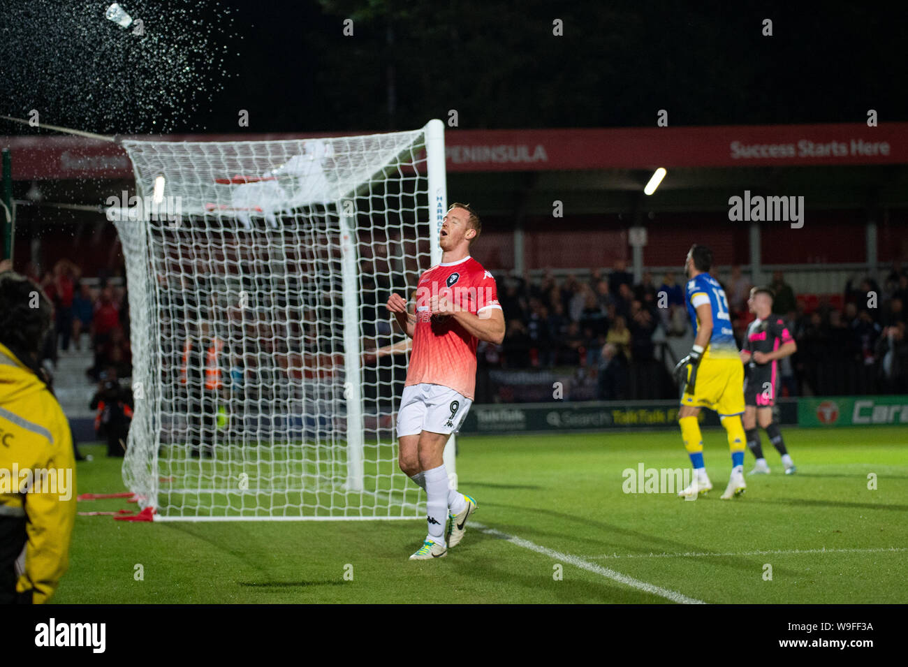 Salford, Royaume-Uni. 13Th Aug 2019. La bière est jeté comme Adam Rooney de Salford City rate de peu au cours de la cire en Cup match entre Salford City et Leeds United à Moor Lane, Salford le mardi 13 août 2019. Usage éditorial uniquement, licence requise pour un usage commercial. Photographie peut uniquement être utilisé pour les journaux et/ou à des fins d'édition de magazines (Crédit : Pat Scaasi | MI News) Credit : MI News & Sport /Alamy Live News Banque D'Images