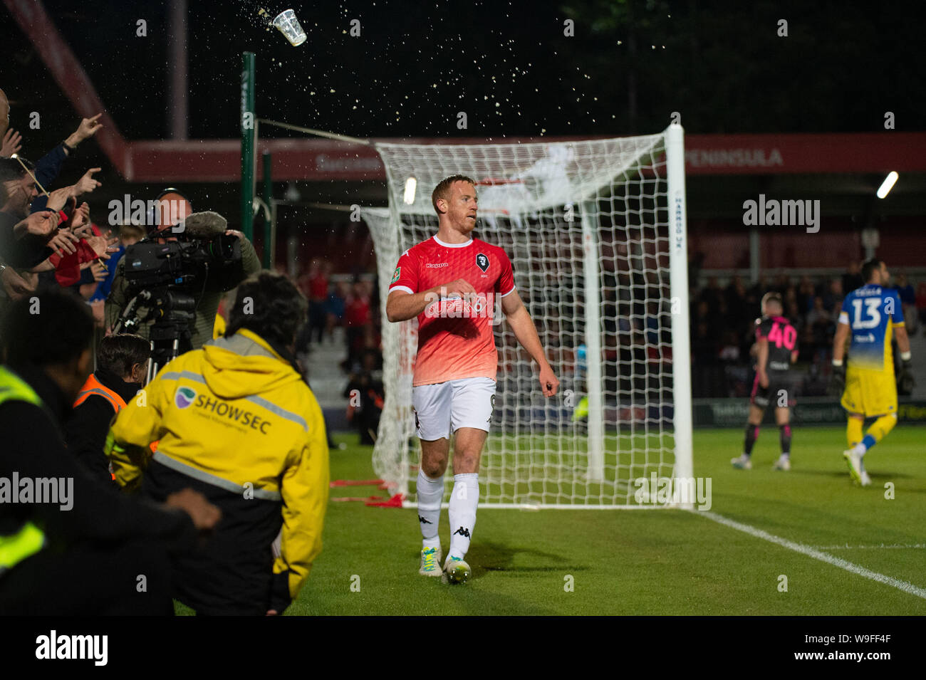 Salford, Royaume-Uni. 13Th Aug 2019. La bière est jeté comme Adam Rooney de Salford City rate de peu au cours de la cire en Cup match entre Salford City et Leeds United à Moor Lane, Salford le mardi 13 août 2019. Usage éditorial uniquement, licence requise pour un usage commercial. Photographie peut uniquement être utilisé pour les journaux et/ou à des fins d'édition de magazines (Crédit : Pat Scaasi | MI News) Credit : MI News & Sport /Alamy Live News Banque D'Images