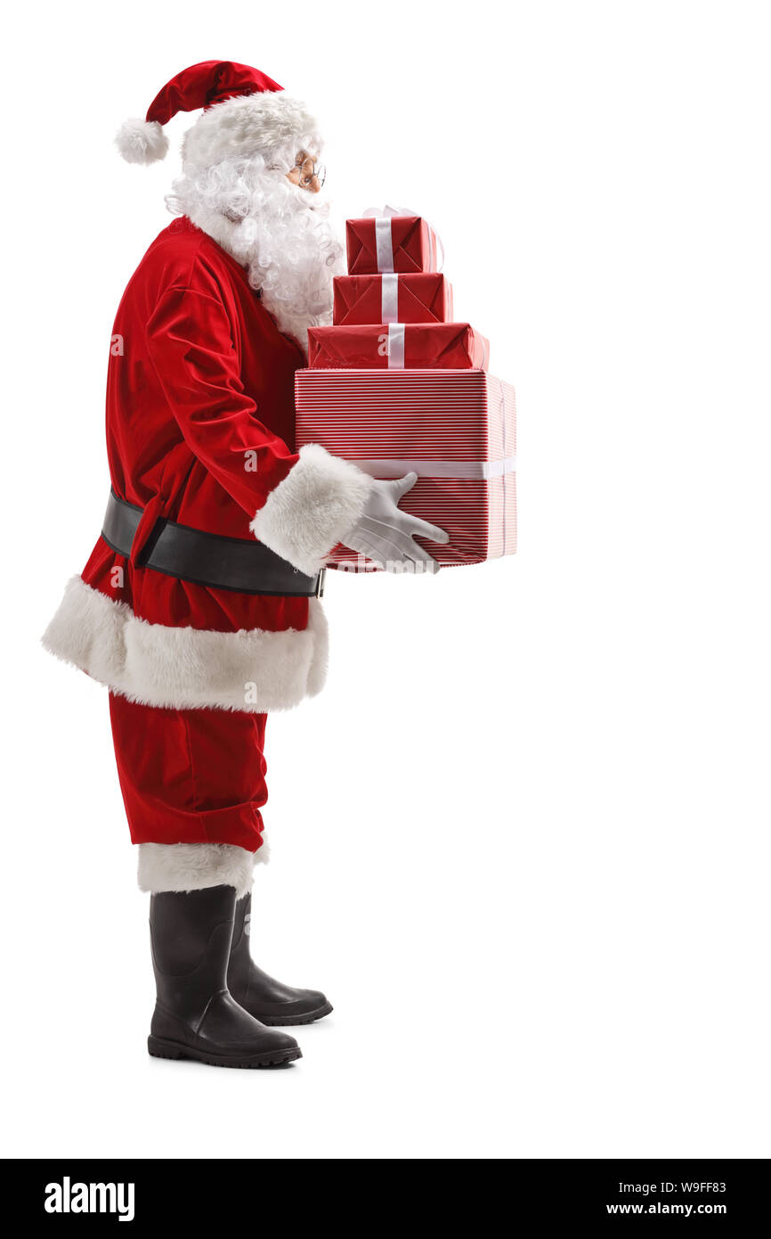 De toute la longueur du Père Noël, tenant une pile de cadeaux de noël isolé sur fond blanc Banque D'Images