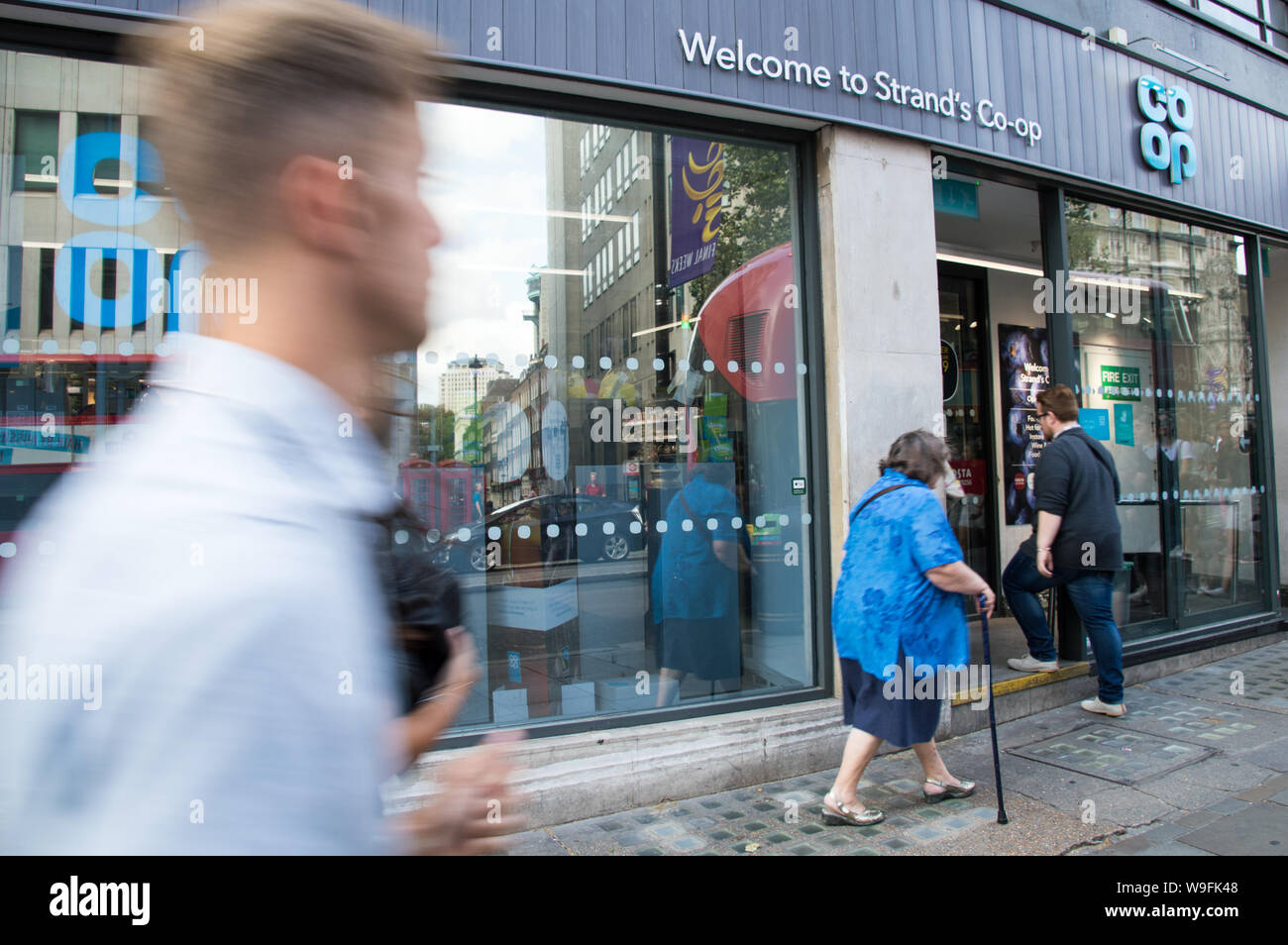 Vue de face du magasin coopératif ou du magasin coopératif à Strand, Londres Banque D'Images