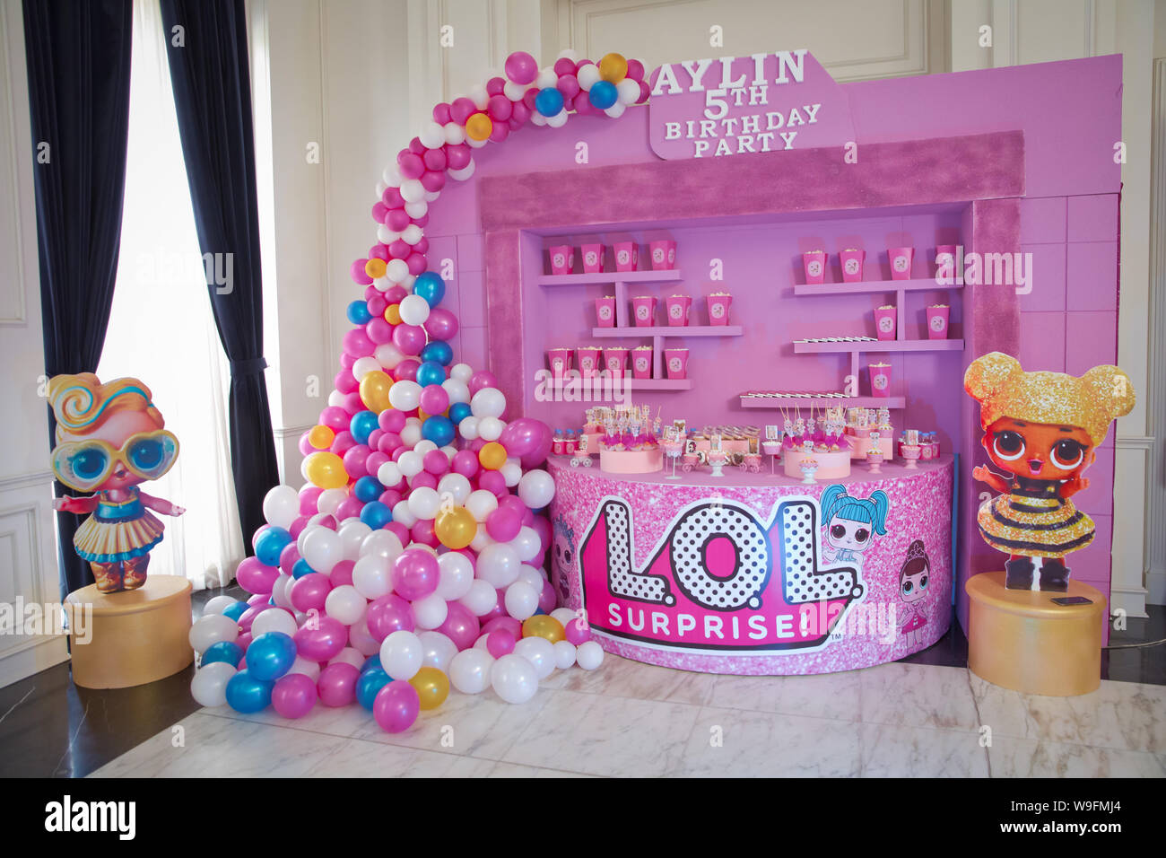 Noms De Bebe De Decoration Simple Avec Lol Caricatures Dans La Ville De L Azerbaidjan Decorer Les Noms Des Nouveaux Nes Dans La Region De Rose Blanc Photo Stock Alamy Noms De Bebe De Decoration Simple Avec Lol Caricatures Dans La Ville De L Azerbaidjan Decorer Les Noms Des Nouveaux Nes Dans La Region De Rose Blanc Photo Stock Alamy