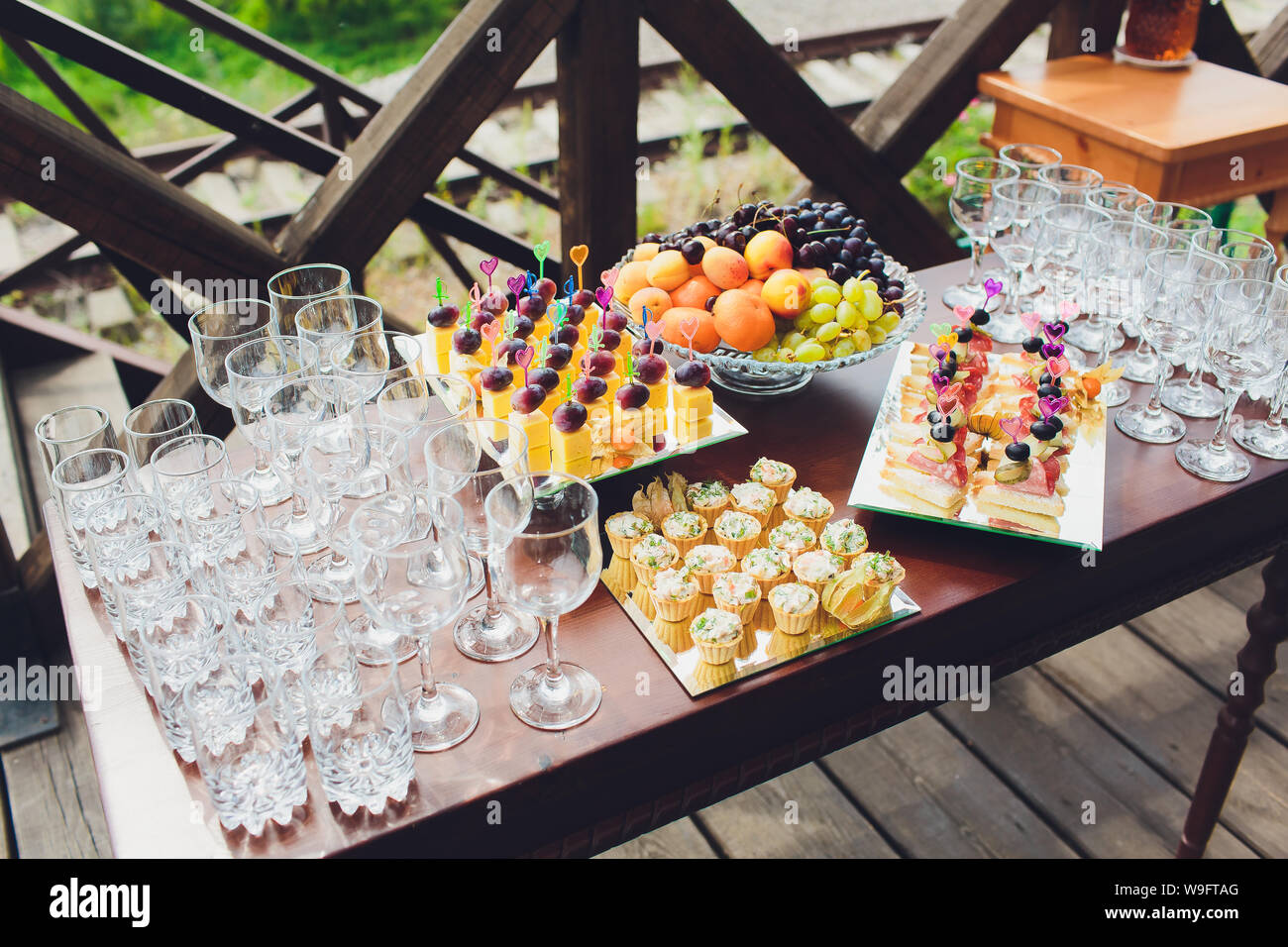 Belle table de buffet banquet Restauration décorée en style rustique dans  le jardin. Différentes collations, des sandwiches et des cocktails. Piscine  en plein air Photo Stock - Alamy