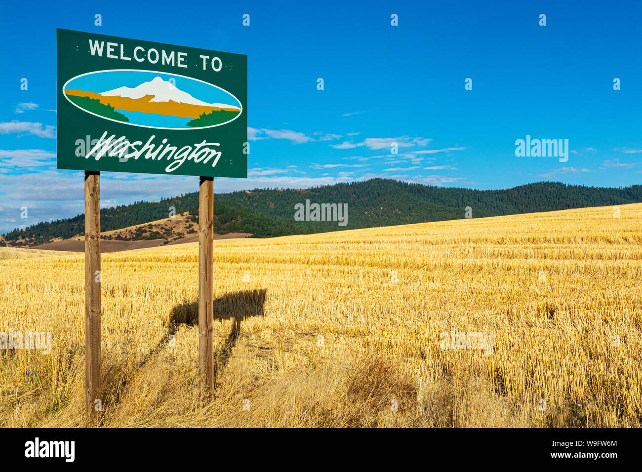 Washington, Tekoa, bienvenue à Washington signe, champ de blé jaune après la récolte d'automne Banque D'Images