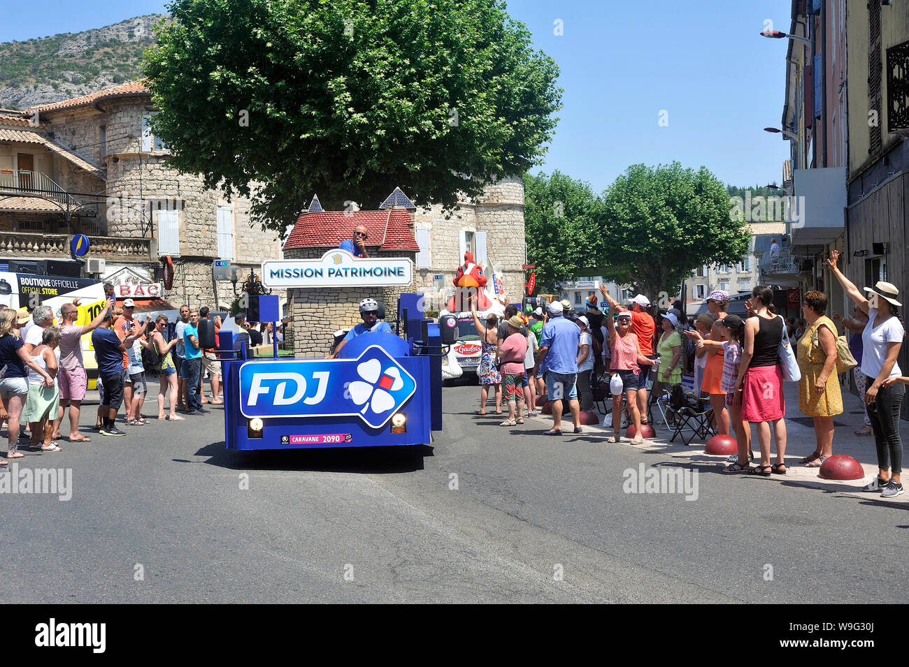 Passage d'un véhicule publicitaire de la FDJ dans la caravane va du Tour de France à Anduze Banque D'Images