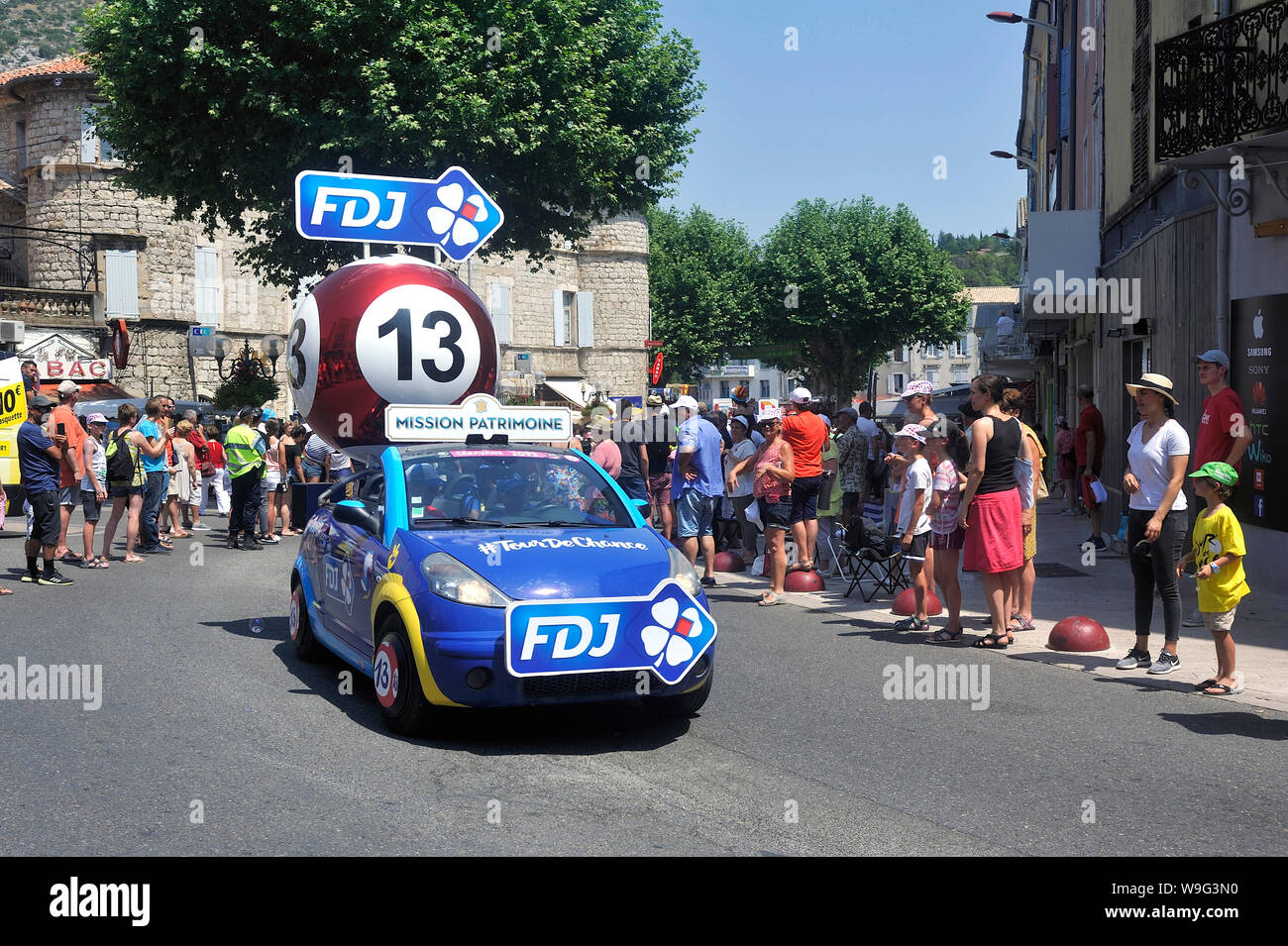 Passage d'un véhicule publicitaire de la FDJ dans la caravane va du Tour de France à Anduze Banque D'Images
