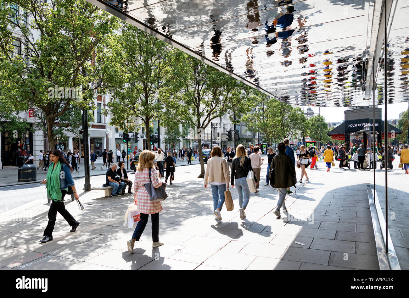 Les gens de Shopping dans Oxford Street London UK Banque D'Images