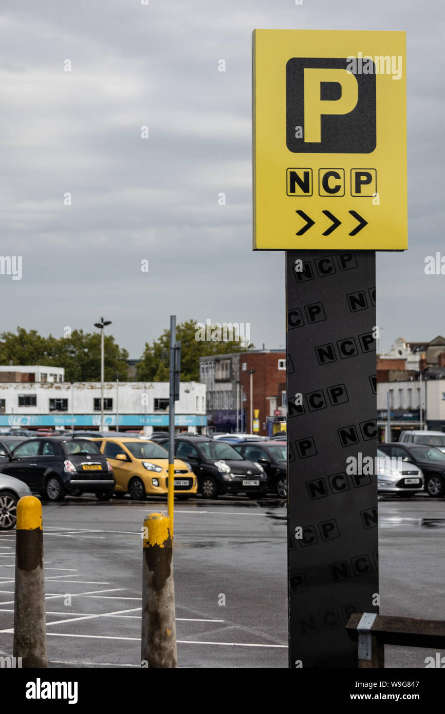 Un parking NCP de signer et de voitures garées à l'arrière-plan Banque D'Images