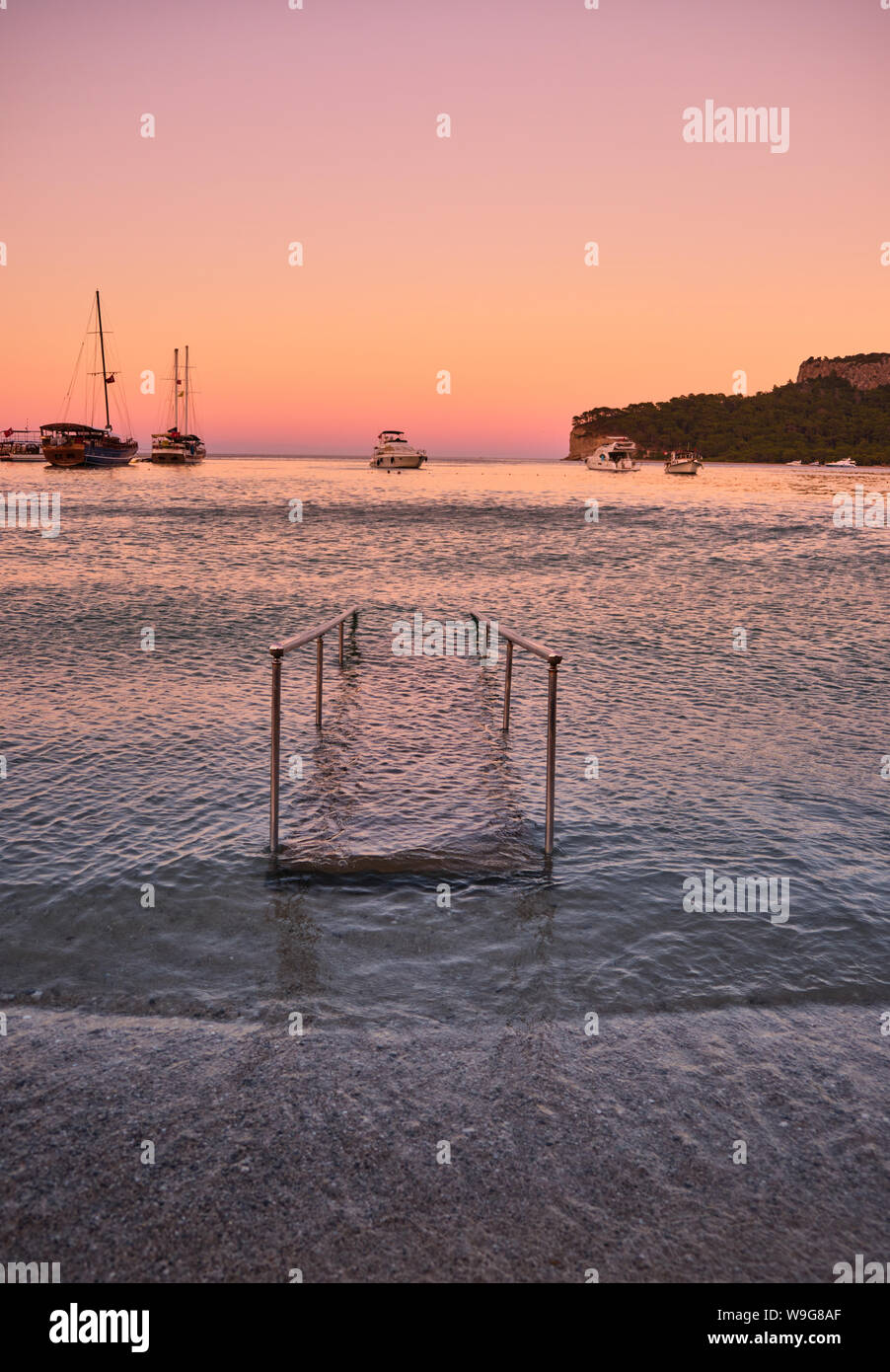 Bateaux dans Kemer Antalya Moonlight Bay au coucher du soleil Banque D'Images