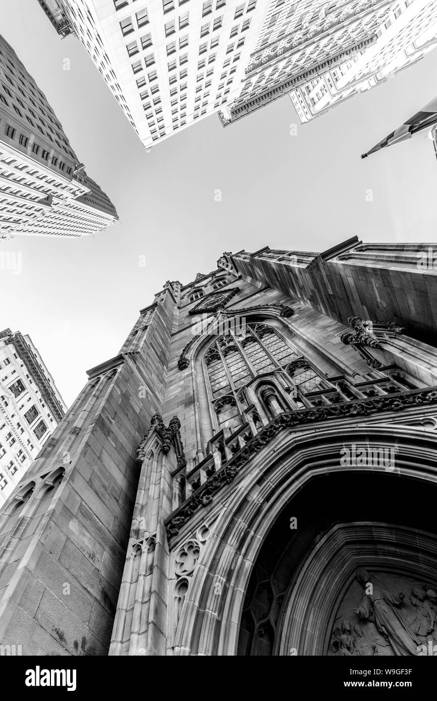 Vue grand angle vers le haut de l'église Trinity à Broadway et Wall Street avec les gratte-ciel environnants, Lower Manhattan, New York City, USA Banque D'Images