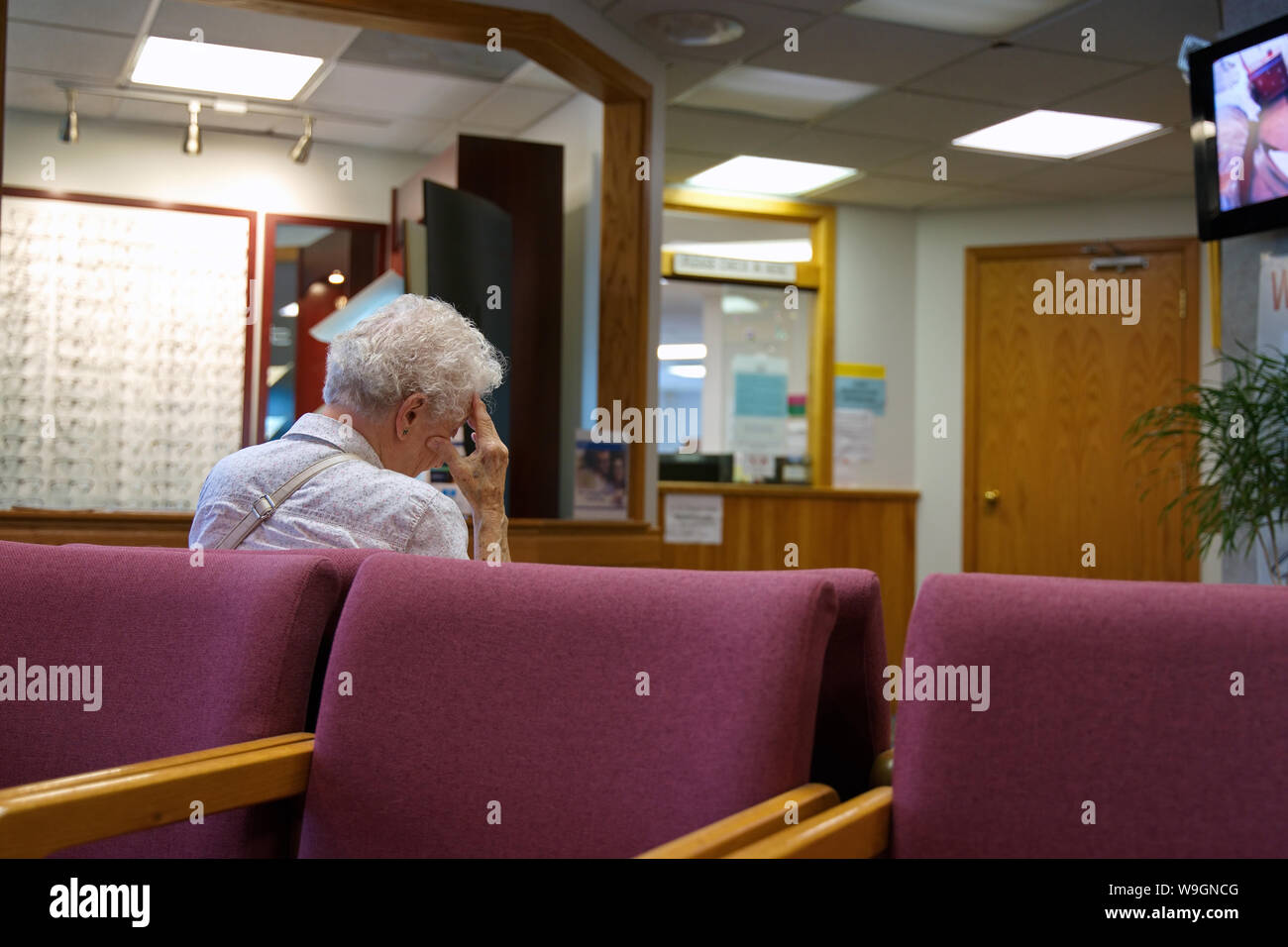 Wallingford, CT USA. Aug 2019. Une vieille femme aux cheveux gris en attendant de voir le médecin. Banque D'Images