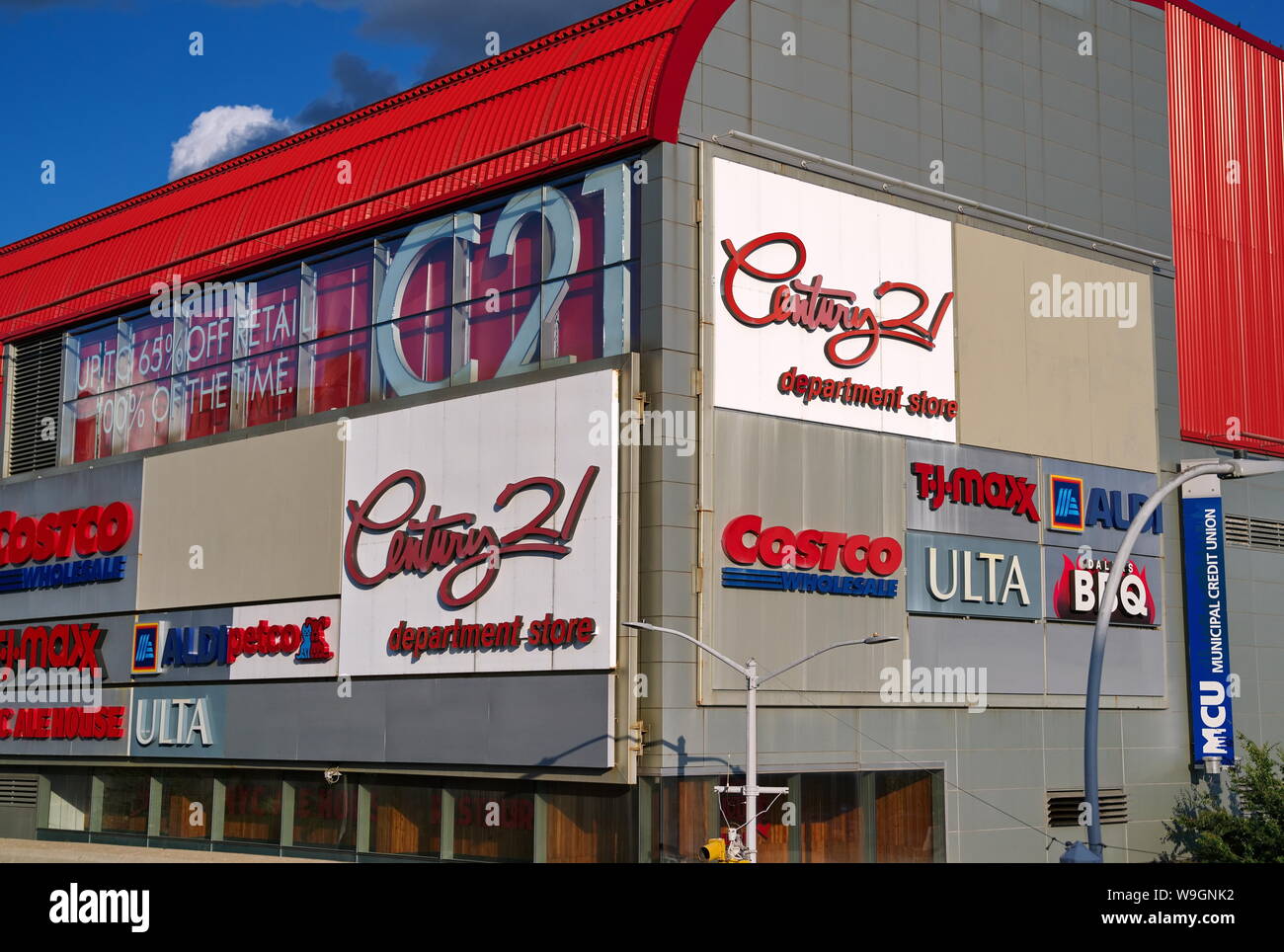 New York, NY, USA. Aug 2019. Variété de signes en magasin détaillant ce centre commercial dans le Queens (New York). Banque D'Images