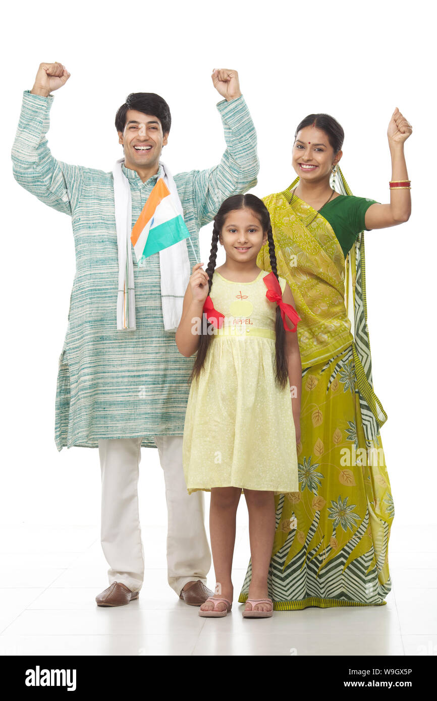 Famille rurale debout ensemble et portant un drapeau indien Banque D'Images