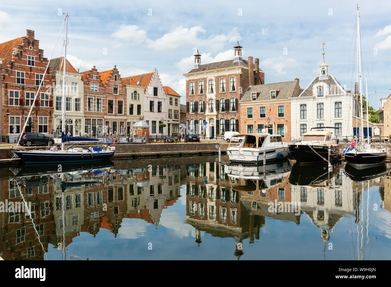 Va, Pays-Bas - 09 juin 2019 : port de va, avec des personnes non identifiées. Le centre-ville de Va est riche de vieilles maisons pittoresques du 17 et 18 Banque D'Images