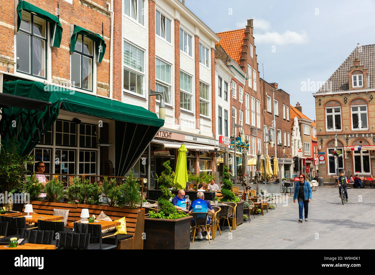 Va, Pays-Bas - 09 juin 2019 : square dans le centre-ville de va, avec des personnes non identifiées. Le centre-ville de Va est riche de pittoresque vieille hous Banque D'Images