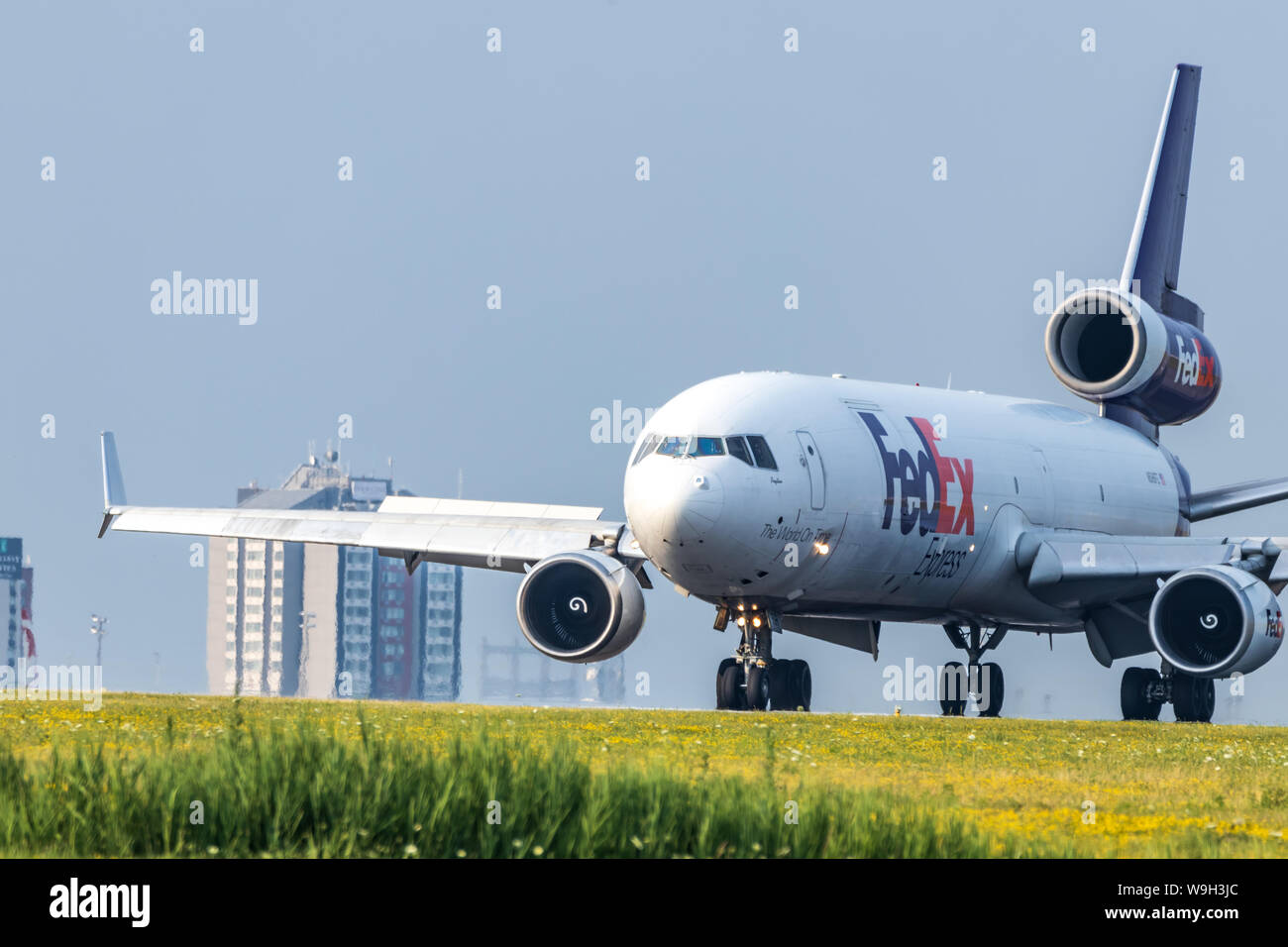 FedEx MD-11 freinage vu après l'atterrissage à l'aéroport international Pearson de Toronto. L'aéroport. Banque D'Images