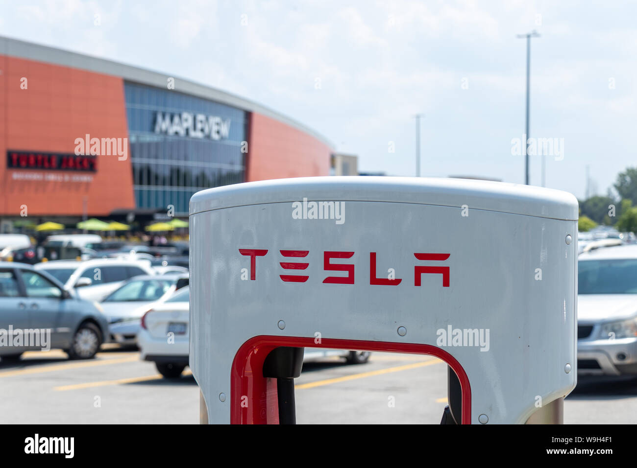 Logo texte Tesla au sommet de Supercharger décroche à Mapleview Burlington Mall. Banque D'Images