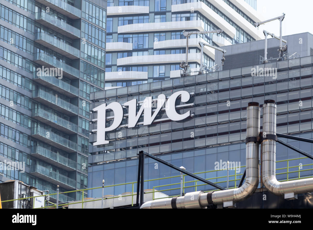 PWC (PricewaterhouseCoopers) logo au sommet de leurs capacités dans le centre-ville de Toronto. Banque D'Images