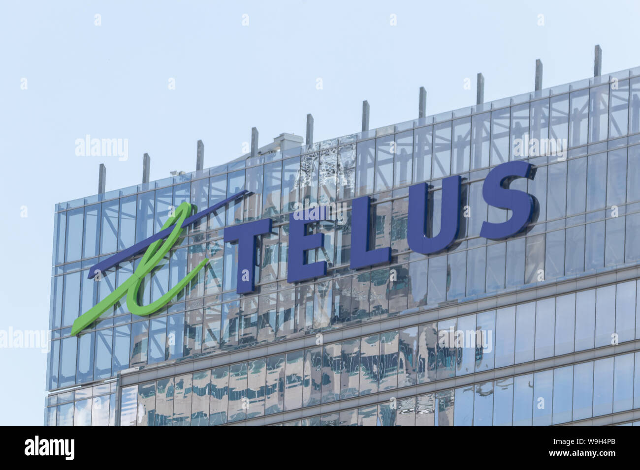 Logo Telus Communications au sommet de leurs capacités dans le centre-ville de Toronto. Banque D'Images