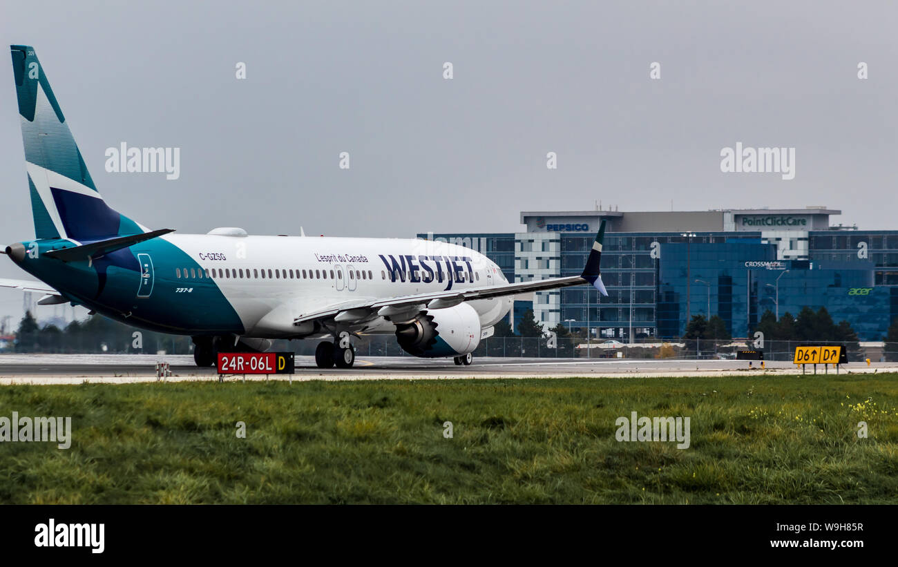 WestJet Airlines Boeing 737-8MAX la queue pour le décollage à l'aéroport international Pearson de Toronto. L'aéroport. Banque D'Images