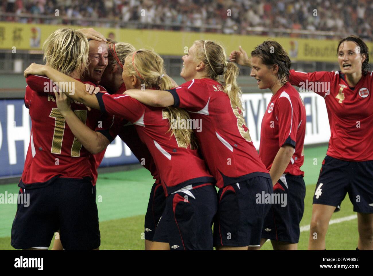 Les joueurs norvégiens célébrer après avoir marqué un but contre le Canada lors d'un match du groupe C de la Coupe du Monde FIFA 2007 Womens à Hangzhou, Chine orientale Zhej Banque D'Images