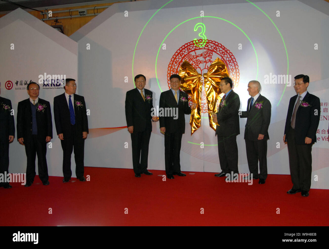 John Shelley, deuxième à droite, Premier Vice-président exécutif, Li Lihui, quatrième gauche, Président de la Banque de Chine (BOC) et d'autres fonctionnaires chinois e Banque D'Images