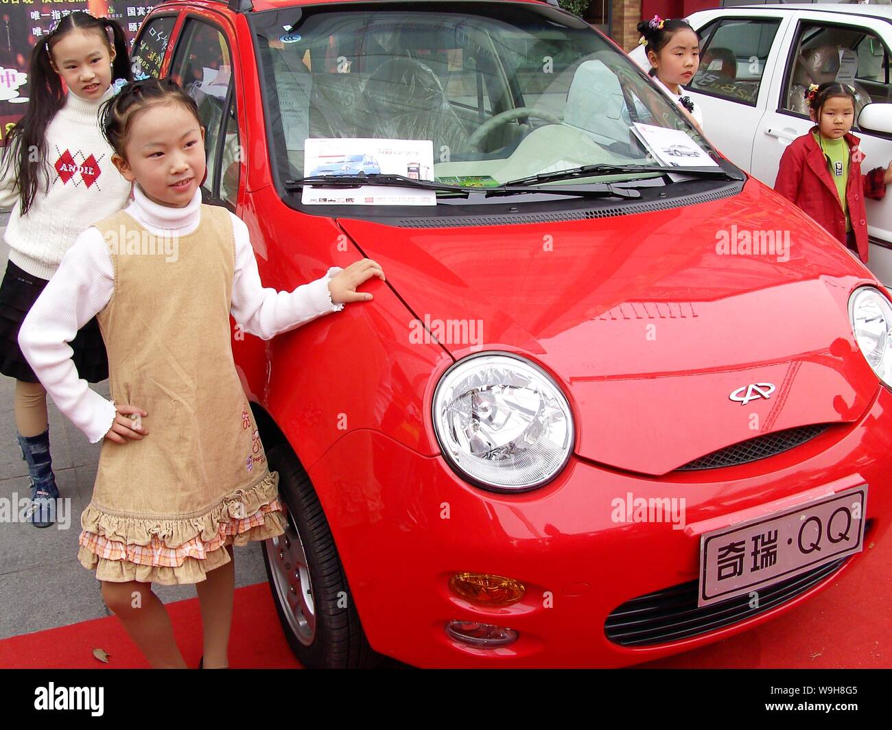 Les enfants posent par une Chery QQ voiture au printemps Auto Show de  Yichang, Chine du sud, la province du Hubei, le 7 avril 2007 Photo Stock -  Alamy