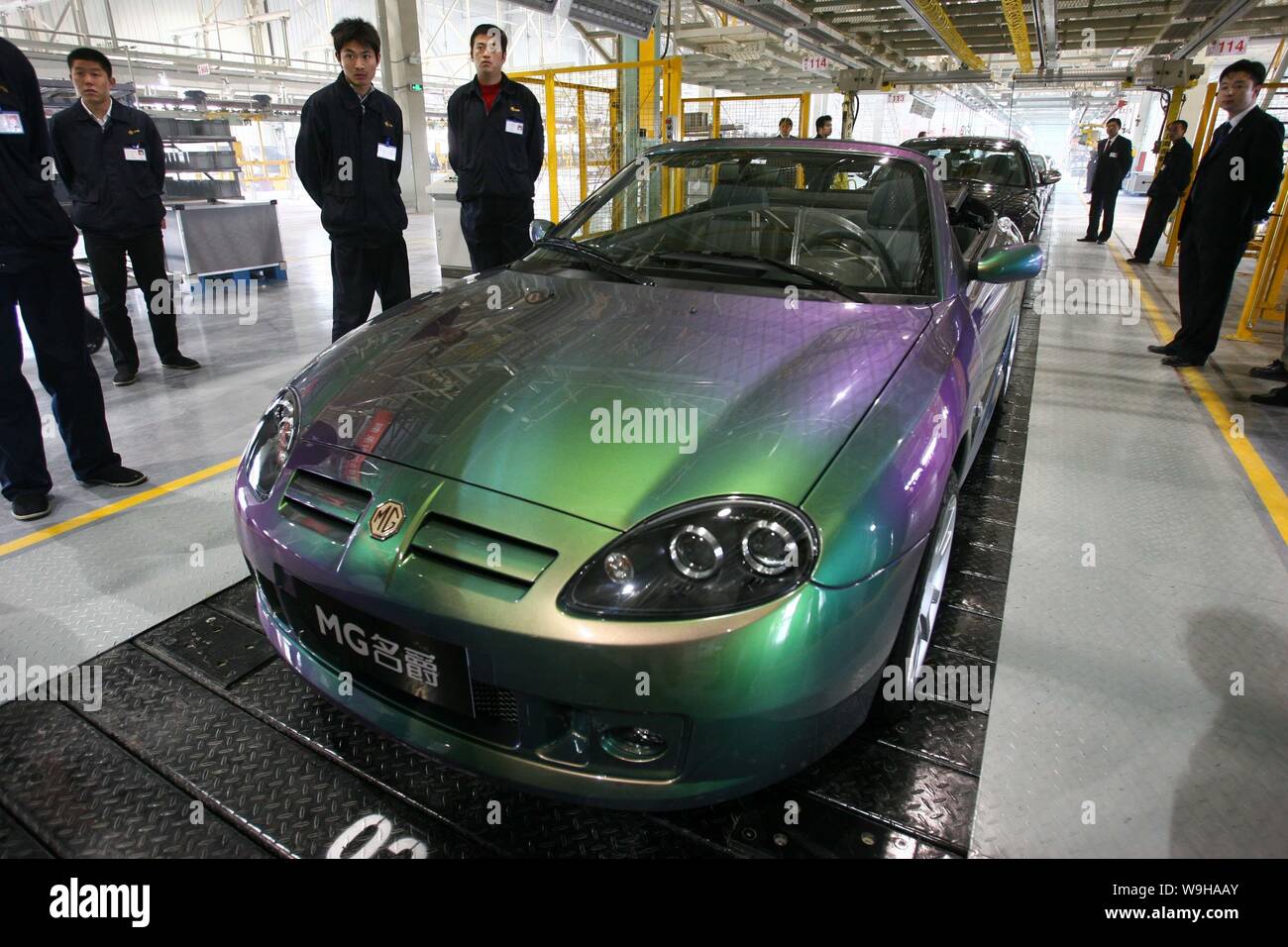 Les visiteurs voir un roadster MG TF dans une usine automobile de Nanjing Automobile (Group) Corporation, à Nanjing, Jiangsu province Chines de l'est 27 mars 2007. Banque D'Images