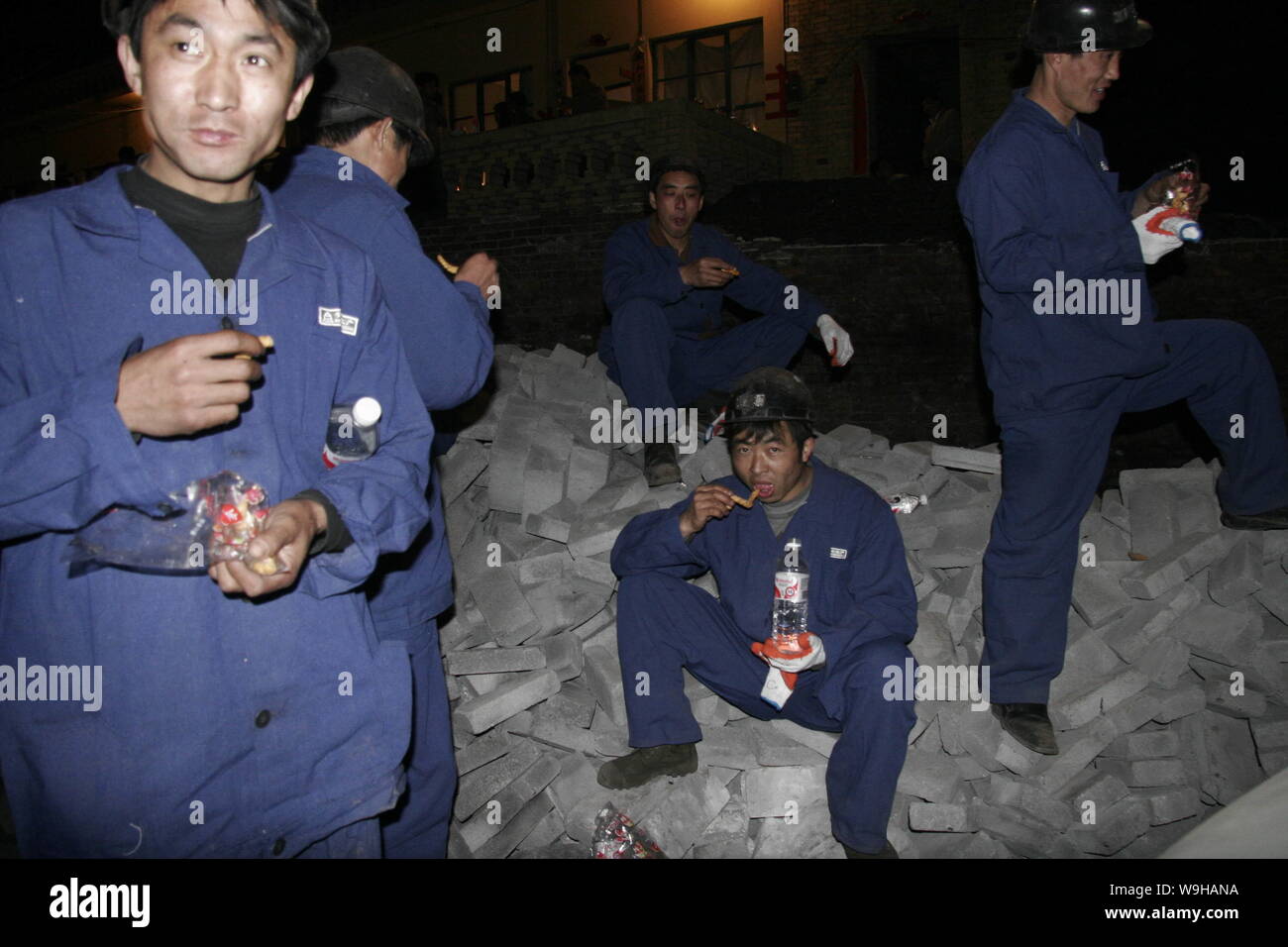 Les travailleurs chinois de secours sont à la mine de charbon où 26 mineurs sont morts après une explosion de gaz dans la ville de Linfen, dans la province de Chinas Shanxi, au nord, le 28 mars, le 20 mars Banque D'Images