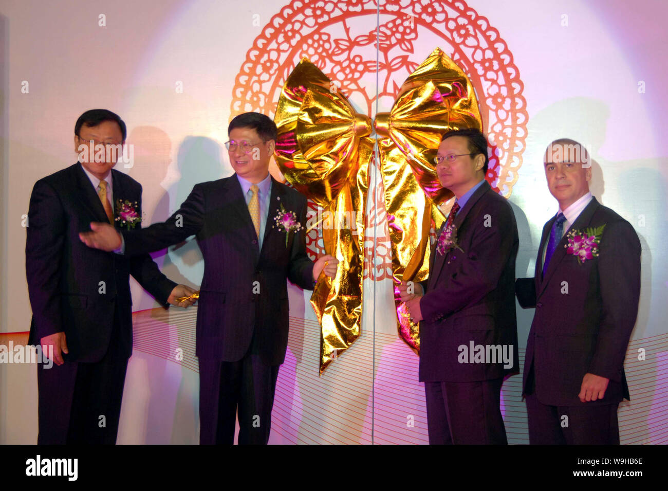 John Shelley, droite, Premier Vice-président exécutif, Li Lihui, deuxième à gauche, Président de la Banque de Chine (BOC) et d'autres fonctionnaires chinois l'openi Banque D'Images