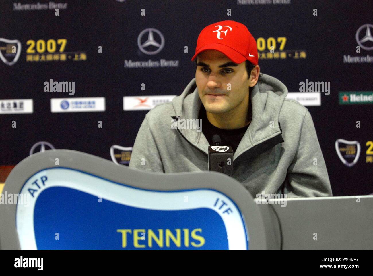 La Suisse de Roger Federer lors d'une conférence de presse après qu'il a été défait par Fernando Gonzalez du Chili à l'occasion d'un match de Tennis Masters Cup à Sha Banque D'Images