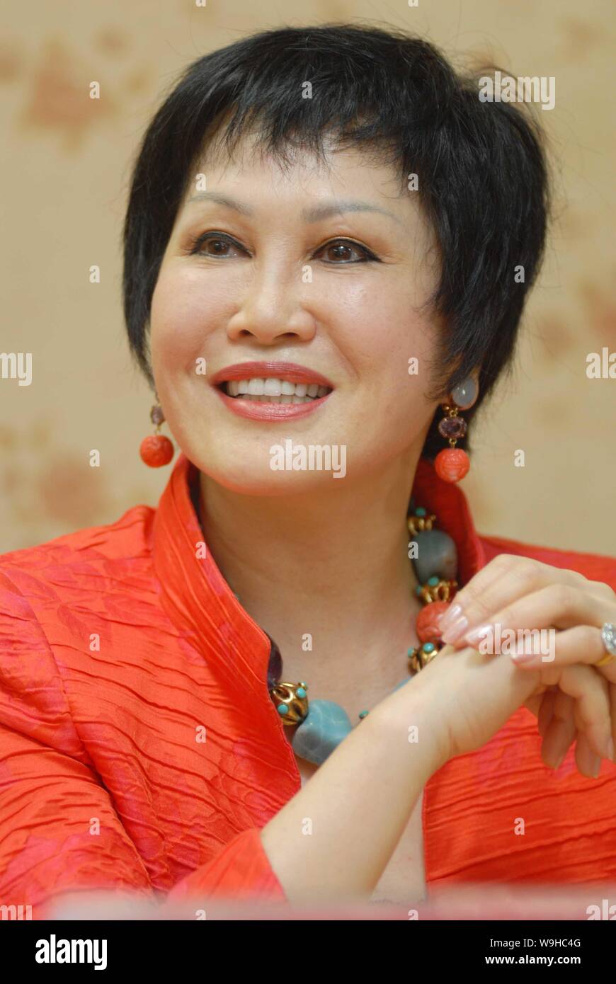 Mme Yue-Sai Kan, fondateur de cosmétiques Yue-Sai, réagit au cours d'une  manifestation pour la promotion de ses livres, l'ensemble de la femme  chinoise et le monsieur en chinois Photo Stock - Alamy
