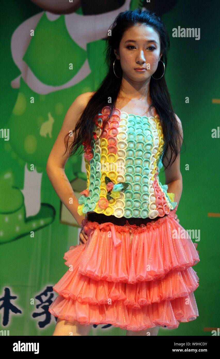 Un modèle affiche une robe qui est faite du préservatif au cours d'un  défilé de mode à la 4e Chine Santé reproductive/planification familiale  Nouvelles Technologies et Prod Photo Stock - Alamy