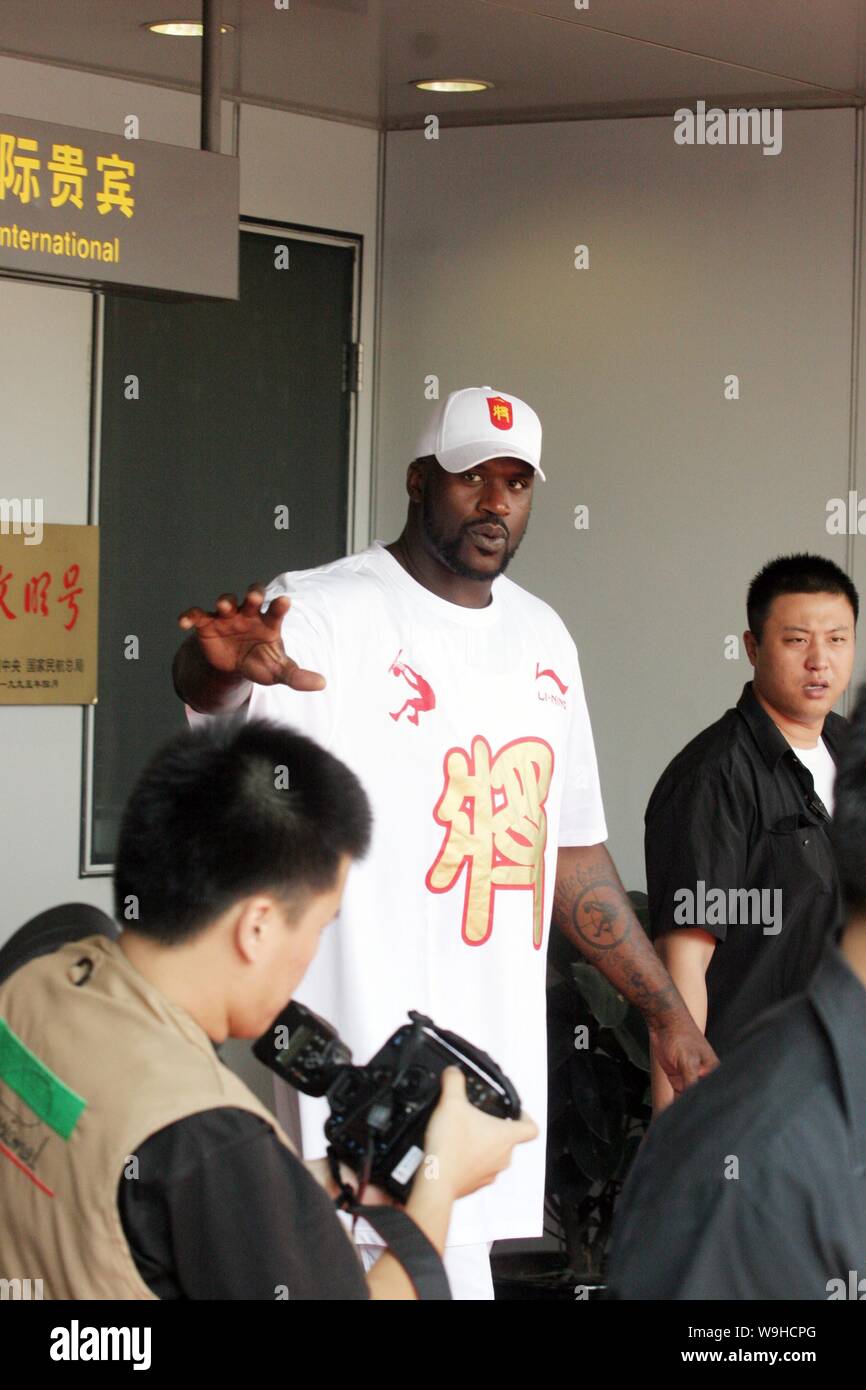 La superstar de la NBA Shaquille ONeil, escorté par des gardes du corps, arrive à l'Aéroport International de Pékin à Beijing le 13 août 2007. Shaquille un Banque D'Images