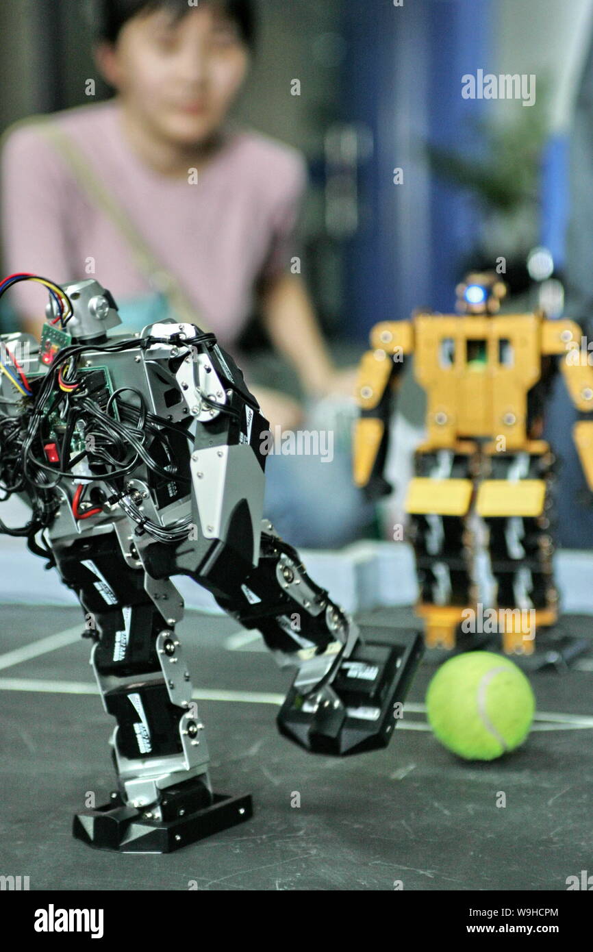 Les robots jouent au football au cours d'une partie de la 8ème Championnat National de Football du robot qui a eu lieu à Wuhan, Hubei Province 14 mai 2007. Plus de 180 colle Banque D'Images